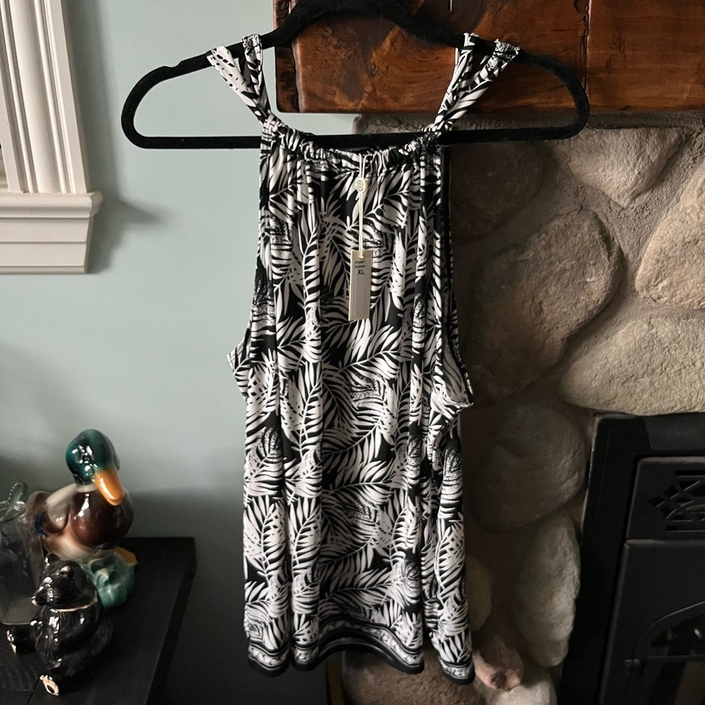 NWTS Max Studio sleeveless Black and White Leaf Print Tank Top
